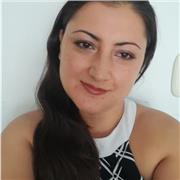 Niñera ayudando con las tareas escolares